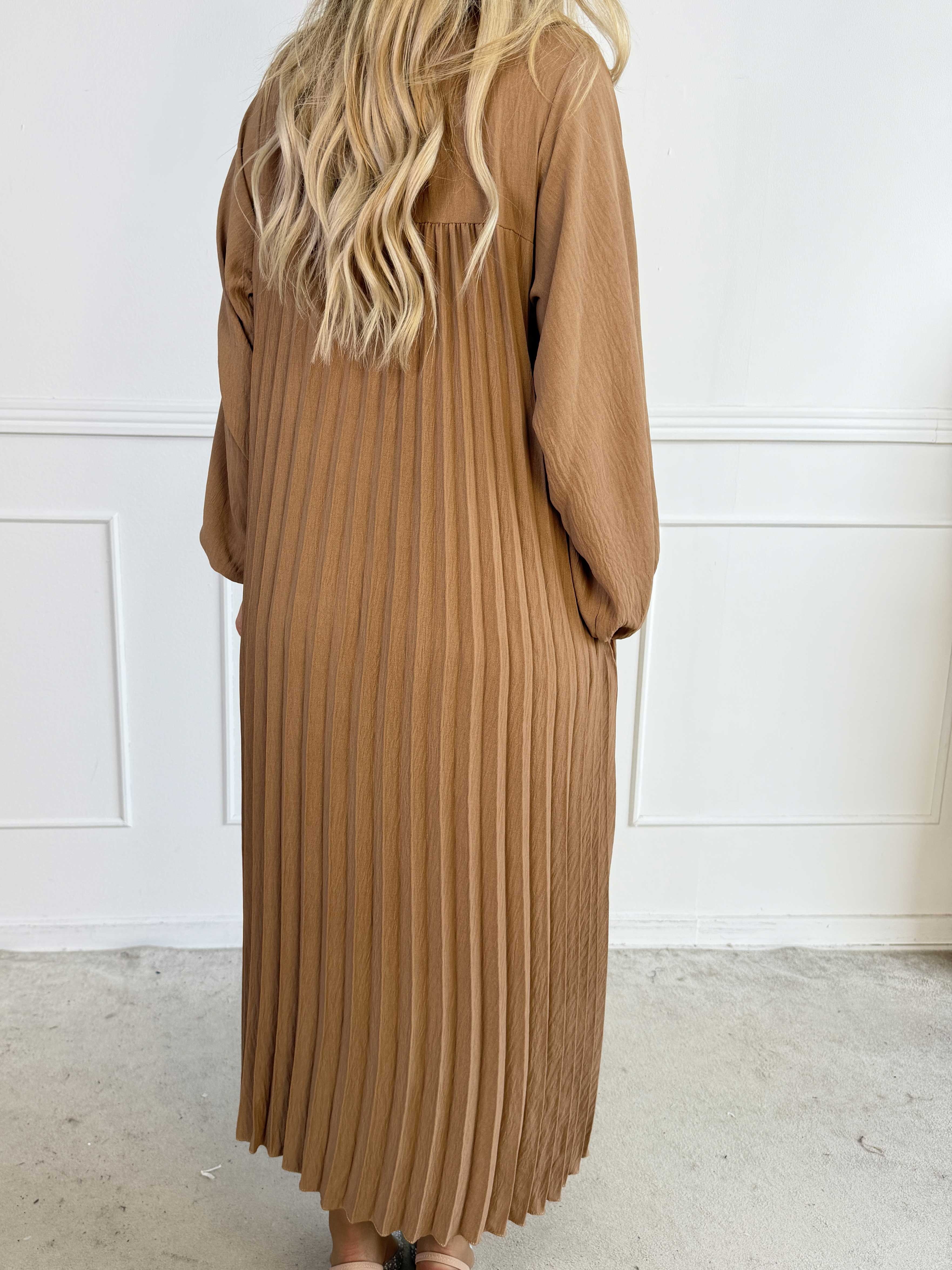 Nancy Long Sleeve - Lang kjole med plisseringer og lommer